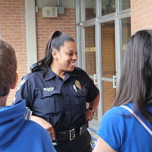 SPD Officer speaking with high school kids